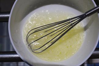 用蛋抽搅打至细砂糖完全溶解