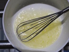 用蛋抽搅打至细砂糖完全溶解