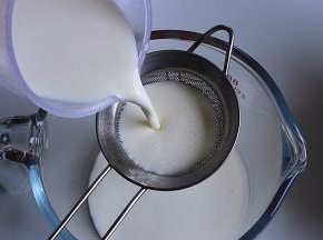 将搅匀的鲜奶液混合物，过筛，去除浮沫