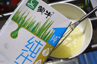 加入鲜牛奶与淡奶油，再次搅拌均匀