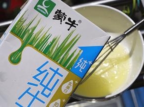 加入鲜牛奶与淡奶油，再次搅拌均匀