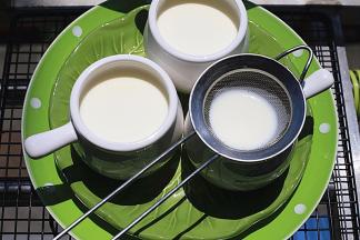 再次过滤，倒入小蒸碗中