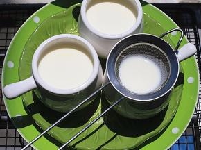 再次过滤，倒入小蒸碗中