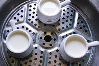 蒸锅水开上汽后，放入准备好的鲜奶液