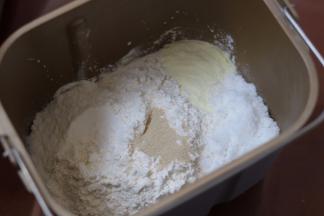 2.入面包机，先放液体再放粉类（酵母不能与盐放到一块）