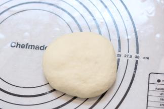 10.取一块面团按扁