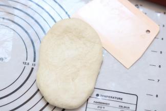 11.擀开 翻面 很自然的卷起来