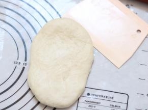 11.擀开 翻面 很自然的卷起来