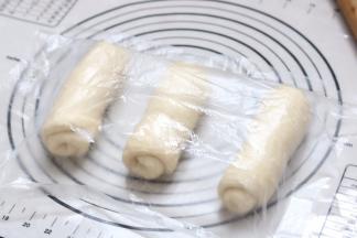 12.盖保鲜膜静置10分钟