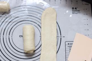 13.取面团擀成长条状（宽度和四根手指的宽度差不多） 翻面