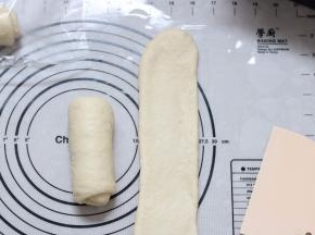 13.取面团擀成长条状（宽度和四根手指的宽度差不多） 翻面