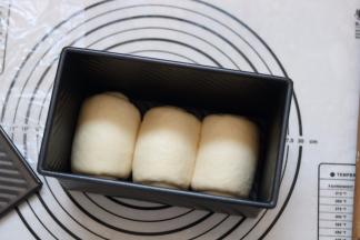 18.放入模具内，先放两边 最后放中间的