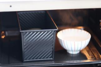 19.烤箱内放热水 进行二次发酵 （夏天不用开烤箱 只要中途换热水即可 ）