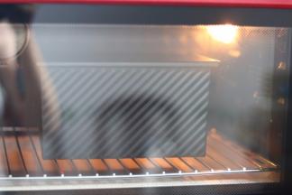 21.入预热好的烤箱内.170度底层40分钟（这边说下为毛要预热，因为不预热前期温度会是一个上升期，容易上色太快了）