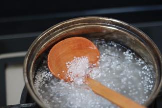 2.奶锅内放纯净水盖上盖子打开炉灶开关大火把水烧开加入西米转中小火