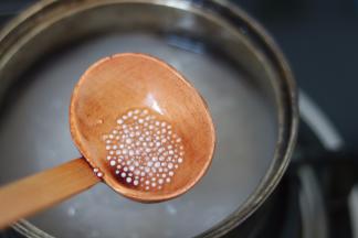 3.盖上盖子煮15分钟左右 中途记得多搅拌几次以免粘锅  这期间准备一碗凉白开
煮到西米里面有白心的状态关火