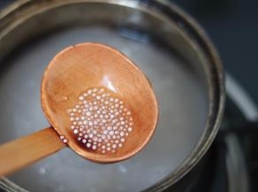 3.盖上盖子煮15分钟左右 中途记得多搅拌几次以免粘锅  这期间准备一碗凉白开
煮到西米里面有白心的状态关火