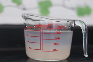 5.熟透后捞出放入事先准备好的白开水容器中备用