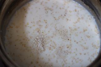 6.取一口干净的奶锅内放牛奶加入燕麦片煮熟