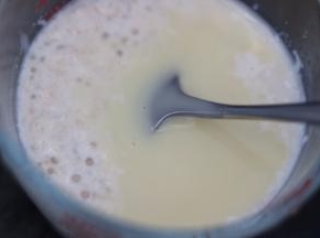 8.将煮好的牛奶燕麦和西米混合好加入适量的炼乳调味放凉后加入芒果丁（冷藏后口感更佳）