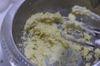 3.黄油加糖粉打发至体积变大颜色变浅呈羽毛状