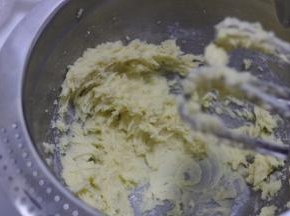 3.黄油加糖粉打发至体积变大颜色变浅呈羽毛状