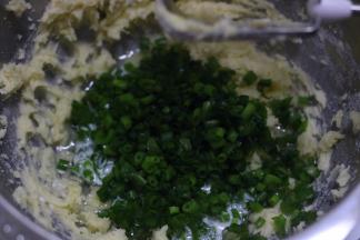 4.加入植物油牛奶 小葱碎，用打蛋器低速拌均匀