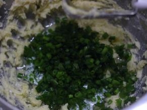 4.加入植物油牛奶 小葱碎，用打蛋器低速拌均匀