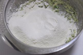 5.筛入低筋面粉翻拌均匀