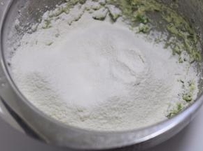 5.筛入低筋面粉翻拌均匀