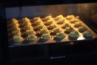 8.放入预热好的烤箱180度15分钟左右