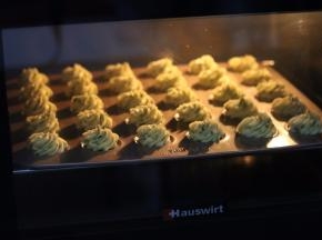 8.放入预热好的烤箱180度15分钟左右