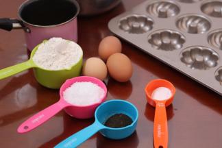 1.黄油融化  将红茶用料理机打成粉准备好所有材料