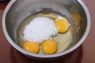 2.将鸡蛋加糖 盐搅拌均匀