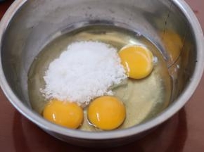 2.将鸡蛋加糖 盐搅拌均匀