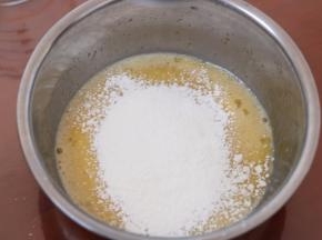 4.筛入低筋面粉和泡打粉