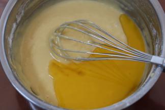 5.倒入融化的黄油