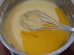 5.倒入融化的黄油