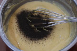 6.放入红茶粉即可搅拌均匀