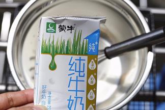 将鲜牛奶和淡奶油，倒入料理盆里，用手动蛋抽搅拌均匀