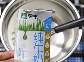 将鲜牛奶和淡奶油，倒入料理盆里，用手动蛋抽搅拌均匀