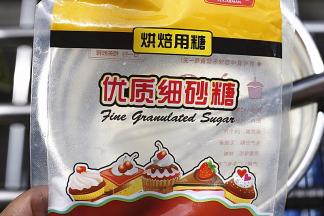 加入细砂糖，拌匀