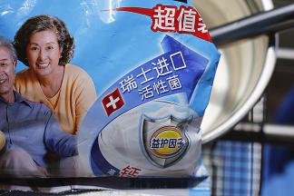 加入奶粉，彻底搅打均匀