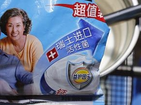 加入奶粉，彻底搅打均匀