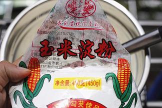 加入玉米淀粉，拌匀