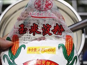加入玉米淀粉，拌匀