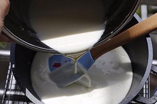 将拌匀的牛奶液倒入小锅中（记得选用不粘锅，且，锅底要厚实一点的，嘟嘟用的是麦饭石锅）