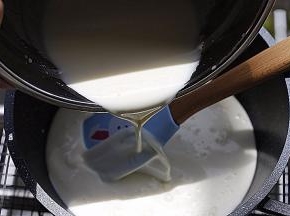 将拌匀的牛奶液倒入小锅中（记得选用不粘锅，且，锅底要厚实一点的，嘟嘟用的是麦饭石锅）
