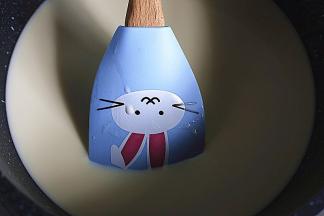 全程用小火，一边加热，一边用刮刀在锅中不停的搅拌，以免糊底和结块