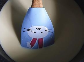 全程用小火，一边加热，一边用刮刀在锅中不停的搅拌，以免糊底和结块